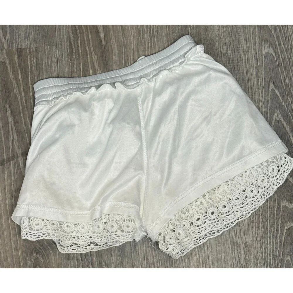 N/A white crochet